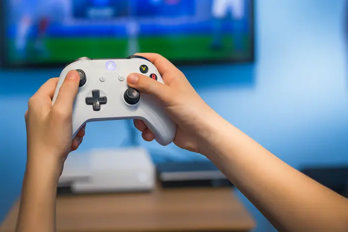 Strefa konsolowa z wygodnymi fotelami i ekranami