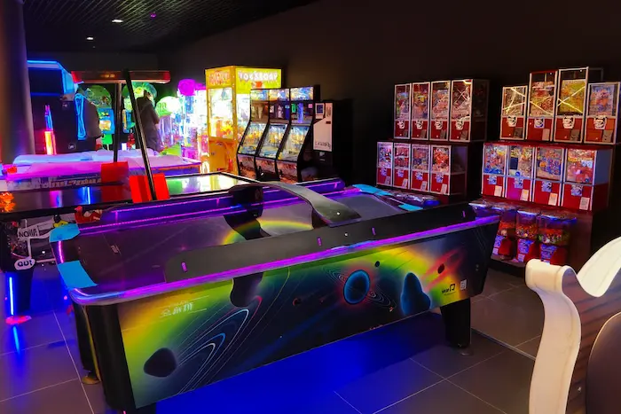 Stół z grami planszowymi i wygodnymi krzesłami